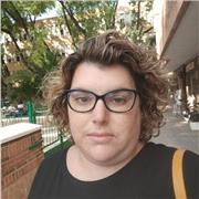 Periodista joven da clases de lengua y síntesis